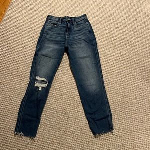 Hollister Ultra High-Rise Mom Jean size 0 short
